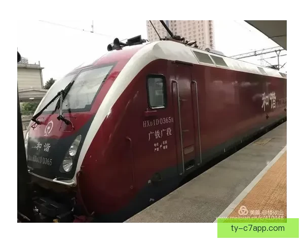 辛纳新工作亮相火车站列车检票